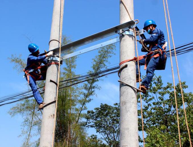 國網(wǎng)南溪供電：電力搬遷線路 “禮讓”宜賓港鐵路建設(shè)