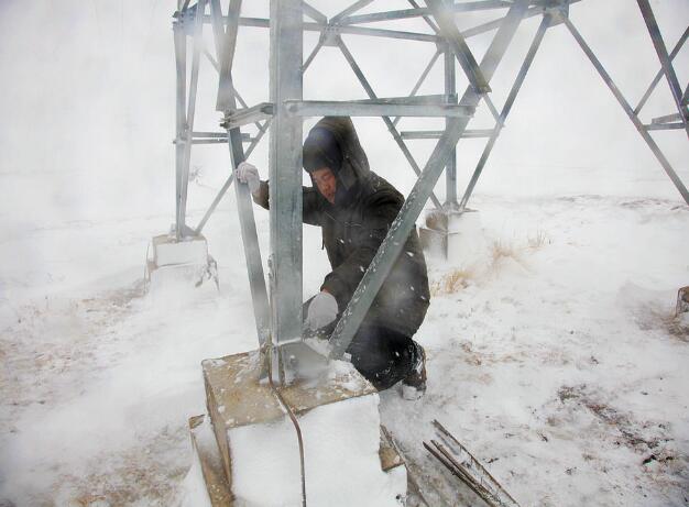 國網蒙東電力暴雪來襲 快速響應保供電