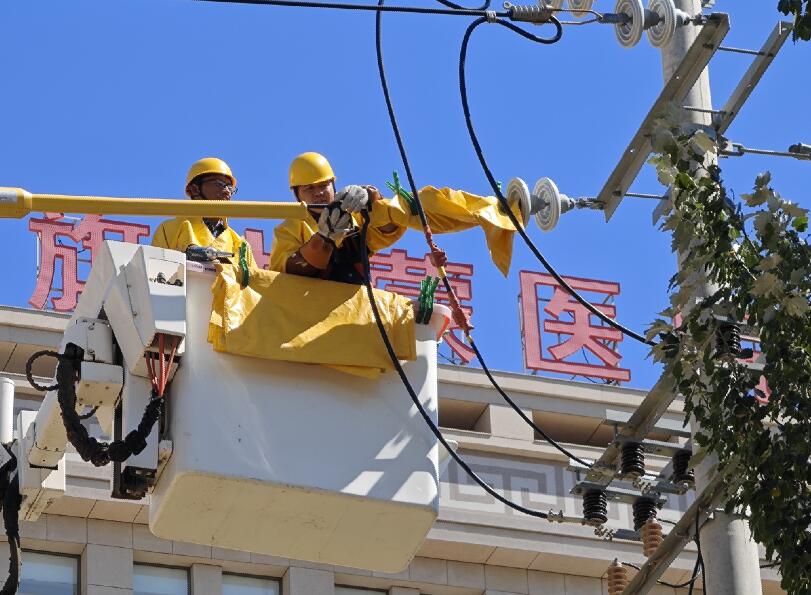 阿拉善供電公司迎夏峰帶電消缺，保醫(yī)電“汗”衛(wèi)民生