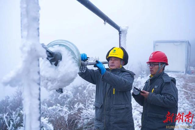 國網(wǎng)永州供電公司開展線路融冰 積極應(yīng)對(duì)雨雪保電網(wǎng)安全