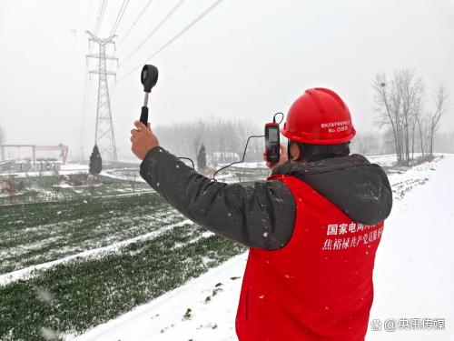 國網(wǎng)平輿縣供電公司踏雪破冰護電網(wǎng) 寒潮逆行保民生