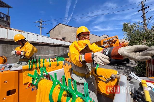 武漢“電力特種兵” 超過50℃高溫炙烤下完成空中作業(yè)