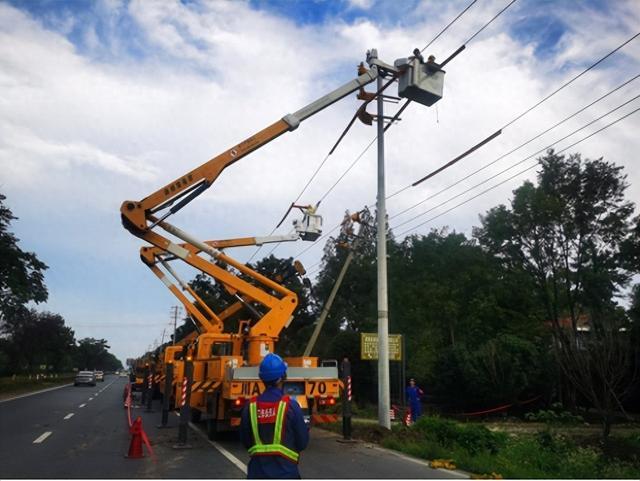 國網(wǎng)郫都供電公司“雙車”帶電緊急搶修，確保上萬群眾用電無憂