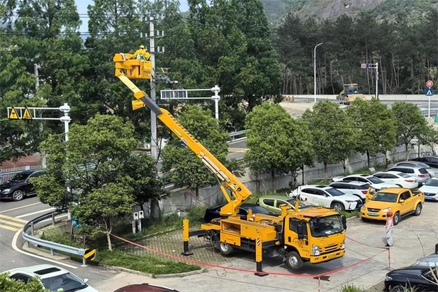 國網(wǎng)永嘉縣供電公司帶電作業(yè)“小黃人”守護(hù)夏日清涼